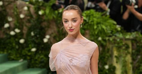 phoebe dynevor freund|Phoebe Dynevor Debuts Engagement Ring At Met。